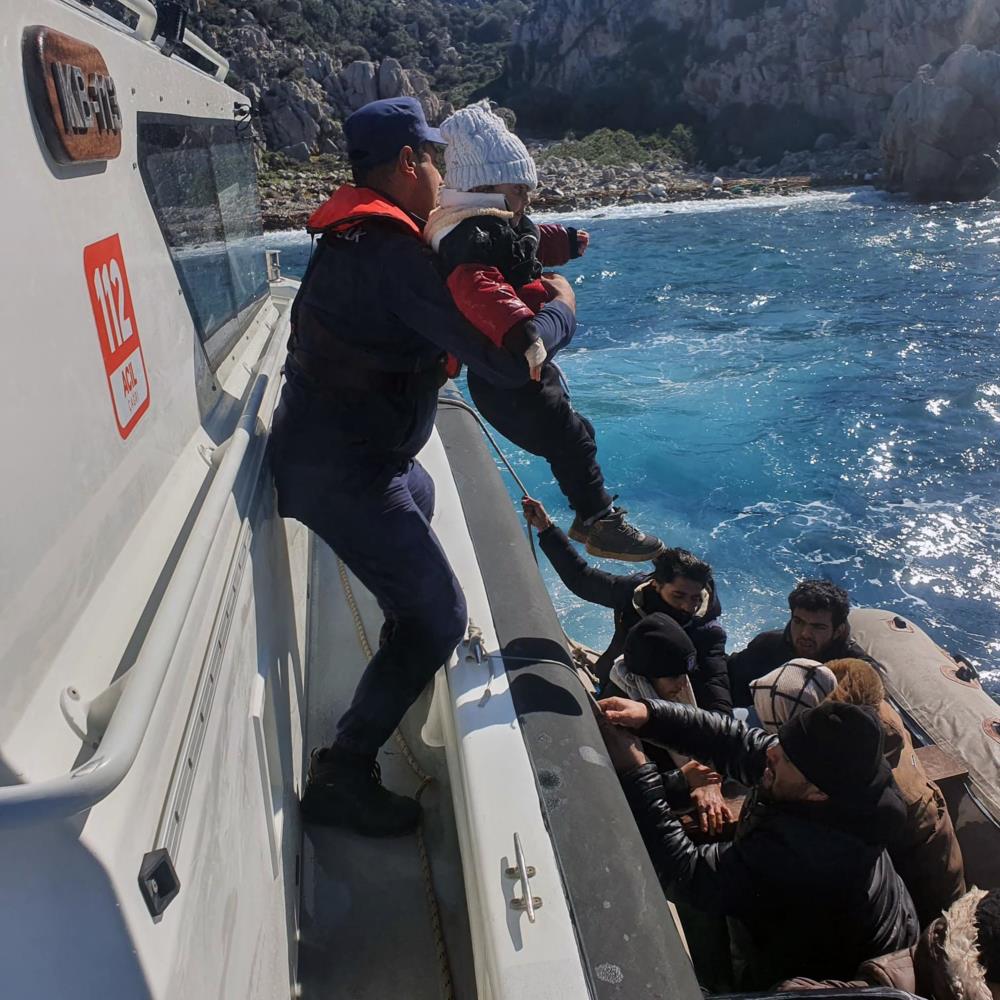 Marmaris Taşlıca’da 3’ü çocuk 13 düzensiz göçmen kurtarıldı Marmaris Taşlıca’da 3’ü çocuk 13 düzensiz göçmen kurtarıldı