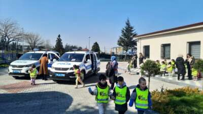 Bursa’da minikleri, polisler kapıda karşıladı