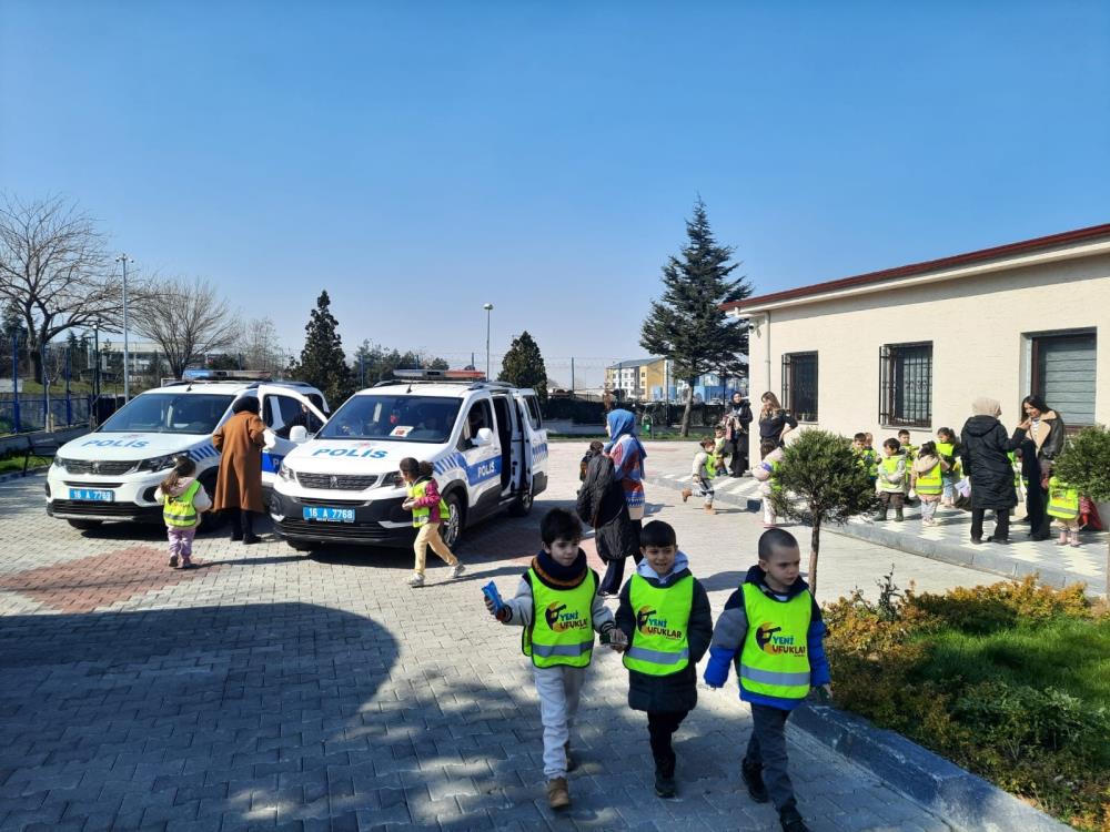 Bursa’da minikleri, polisler kapıda karşıladı
