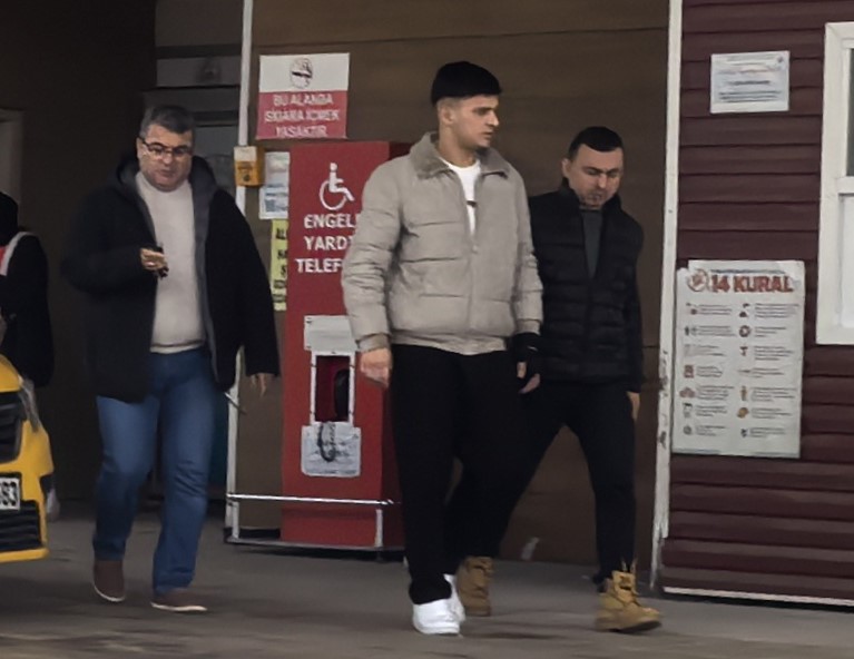 Bursa’da kavgayı ayırmak istedi, bıçaklandı!