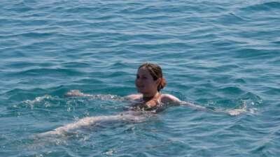 Antalya’da soğuk havada ısınmak için denize girdiler