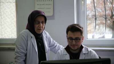 Bursa’da üniversiteyi bitiren genç doktor annesinin yanına atandı