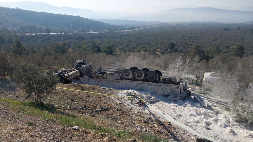 Mersin’de şarampole devrilen tırdaki 2 kişi öldü Mersin’de şarampole devrilen tırdaki 2 kişi öldü