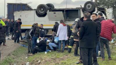 İşçi servisi minibüsü takla attı