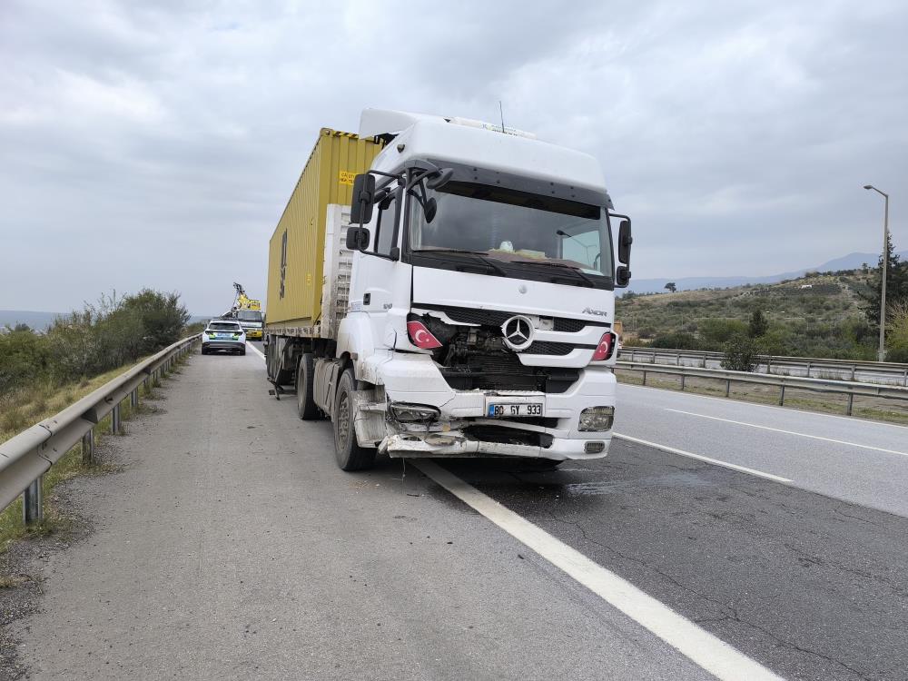 Tırla otomobil çarpıştı: 2 ölü 1 yaralı Tırla otomobil çarpıştı: 2 ölü 1 yaralı