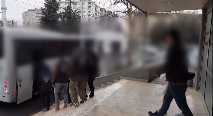 Polis, MASAK raporuna yansıyan 25 milyon liralık para hareketliliği için düğmeye bastı: 10 tutuklama Polis, MASAK raporuna yansıyan 25 milyon liralık para hareketliliği için düğmeye bastı: 10 tutuklama