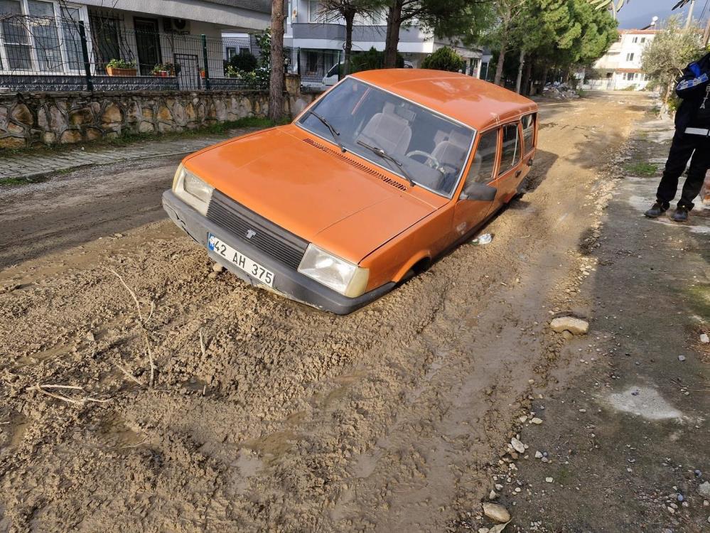 Otomobil çamura gömüldü Otomobil çamura gömüldü