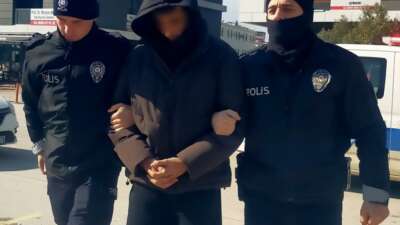 ‘Eve neden geç geldin’ diyen babasını bıçakladı