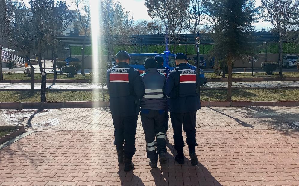 Hırsızlık suçundan aranan şahıs jandarma ekiplerince yakalandı Hırsızlık suçundan aranan şahıs jandarma ekiplerince yakalandı