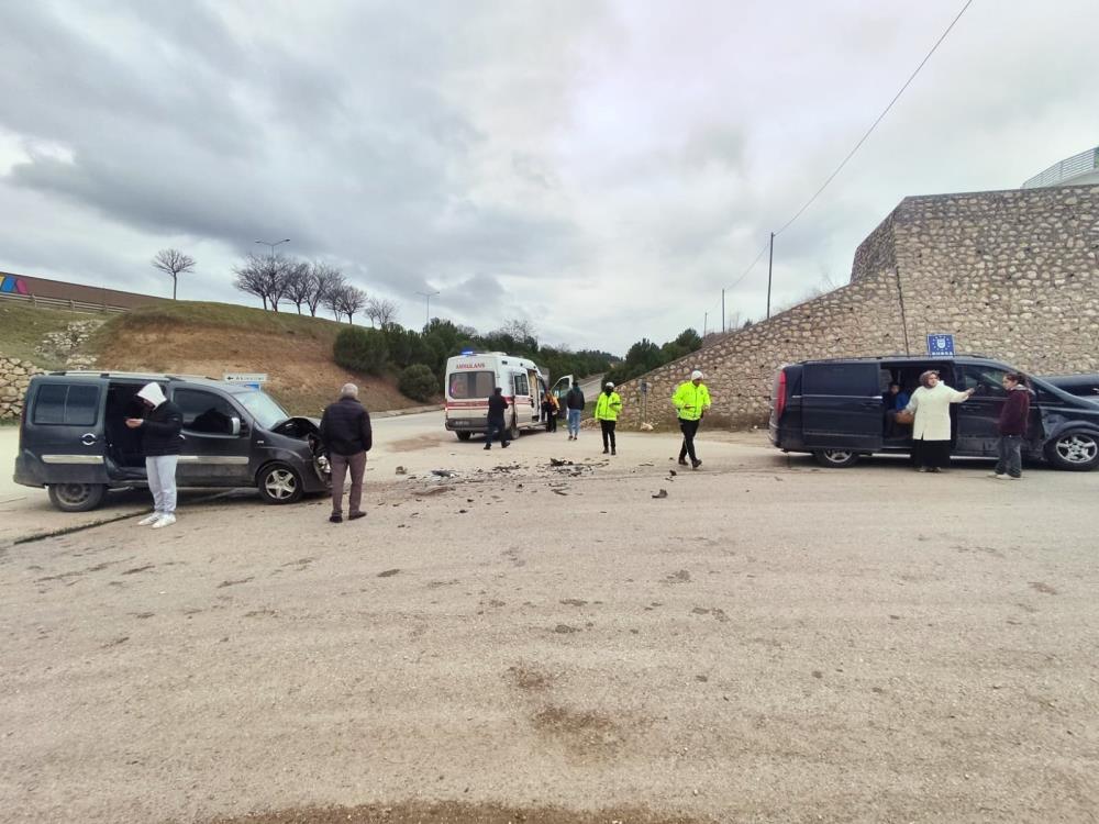 Bursa’da minibüs ile hafif ticari araç çarpıştı: 6 yaralı