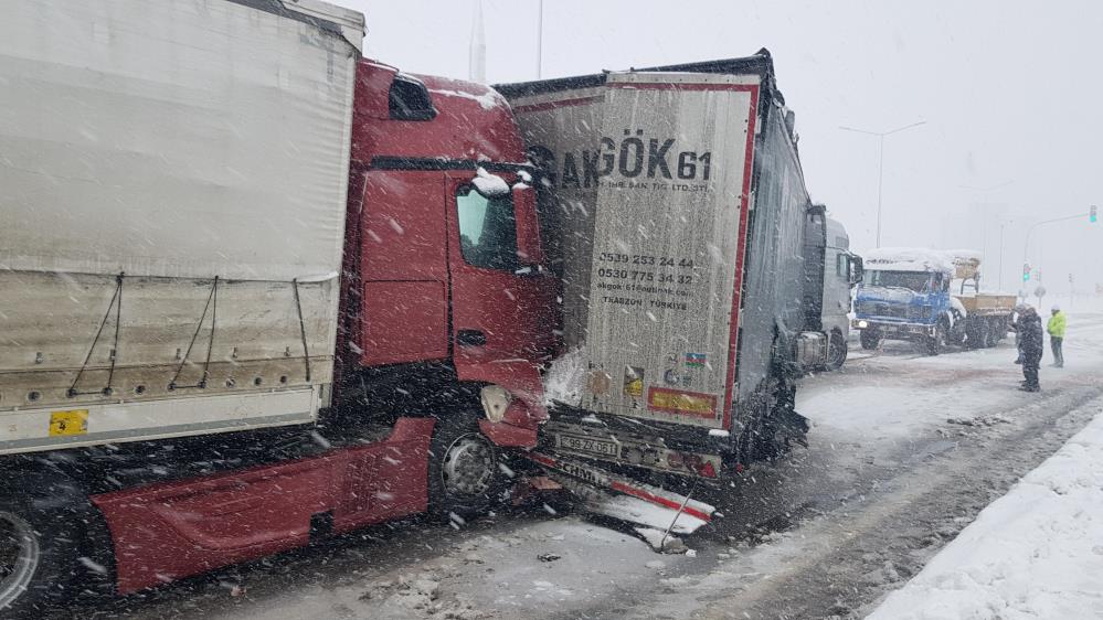 Samsun’da 4 tır ve 1 minibüsün karıştığı zincirleme kaza Samsun’da 4 tır ve 1 minibüsün karıştığı zincirleme kaza