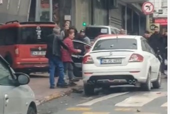 Kocasına sinirlenen kadın, arabayı çekiçle pert etti Kocasına sinirlenen kadın, arabayı çekiçle pert etti