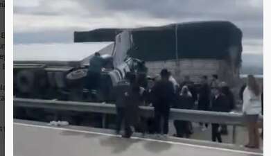 Bursa’da kamyon devrildi, sürücü yaralandı