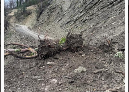 Türkeli’de toprak kayması: Bir köy yolu ulaşıma kapandı