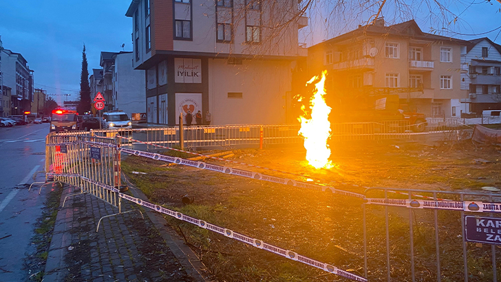 Yer altından çıkan metan gazı saatlerdir alev alev yanıyor