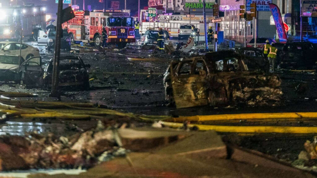 ABD’de 6 kişiyi taşıyan uçak yerleşim bölgesine düştü ABD’de 6 kişiyi taşıyan uçak yerleşim bölgesine düştü