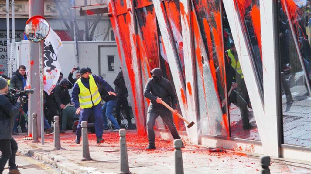 Bulgaristan’da “euro” karşıtı protestocular AB binasına girmeye çalıştı