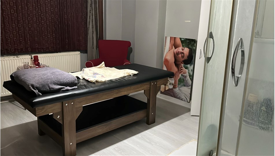 Masaj salonlarına fuhuş operasyonu Masaj salonlarına fuhuş operasyonu