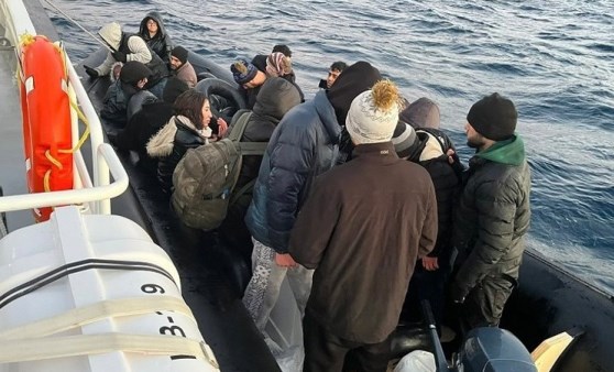 Çanakkale’de 32 kaçak göçmen ile 2 organizatör yakalandı Çanakkale’de 32 kaçak göçmen ile 2 organizatör yakalandı