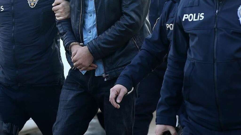 İzmir’de suç örgütüne operasyon: 23 gözaltı İzmir’de suç örgütüne operasyon: 23 gözaltı