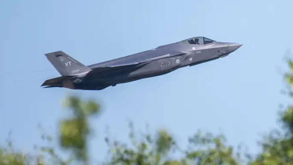 ABD’ye ait 2 adet F-35 savaş uçağı Japonya’ya acil iniş yaptı ABD’ye ait 2 adet F-35 savaş uçağı Japonya’ya acil iniş yaptı