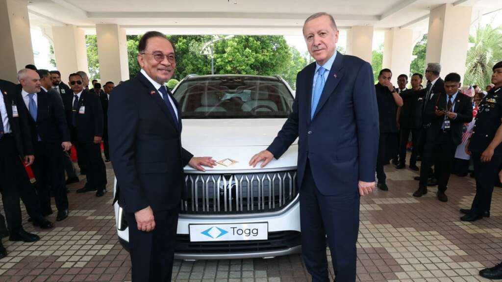 Erdoğan, Malezya Başbakanı İbrahim’ TOGG teslim etti Erdoğan, Malezya Başbakanı İbrahim’ TOGG teslim etti