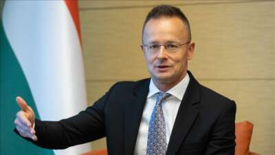 Macaristan Dışişleri Bakanı Szijjarto’dan Paris’te acil toplanan Avrupalı liderlere: “Yangına körükle gidiyorlar”
