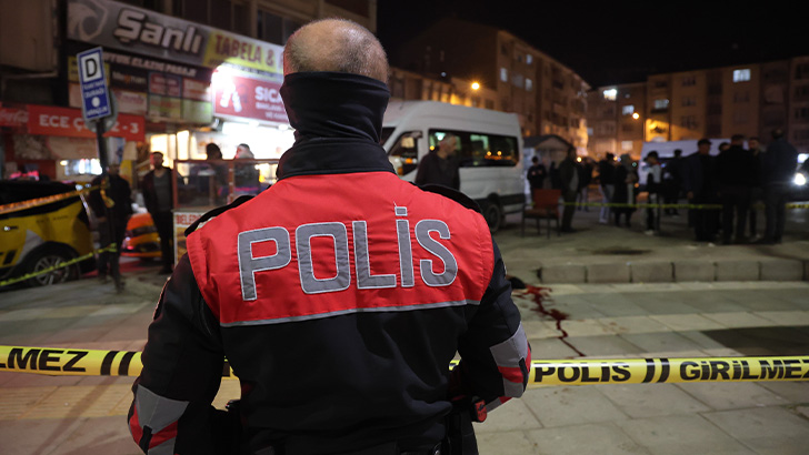 Minibüs durağına silahlı saldırı: 2 yaralı