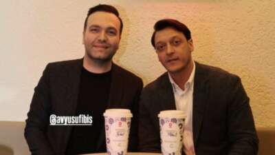 Mesut Özil boykot edilen Espressolab’de kahve içti!