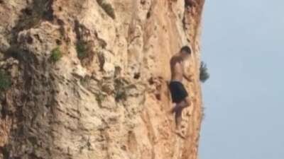 Falezlerden atlamak için ölümü göze aldı