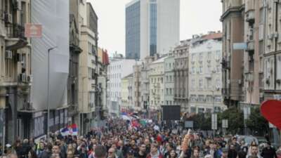 Sırbistan’da onbinlerce protestocu, Vucic’e karşı sokaklara döküldü