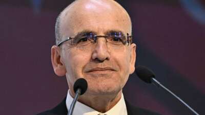 Özgür Özel’in “Mehmet Şimşek istifa etmemek için zor duruyormuş” iddiasına yanıt geldi!