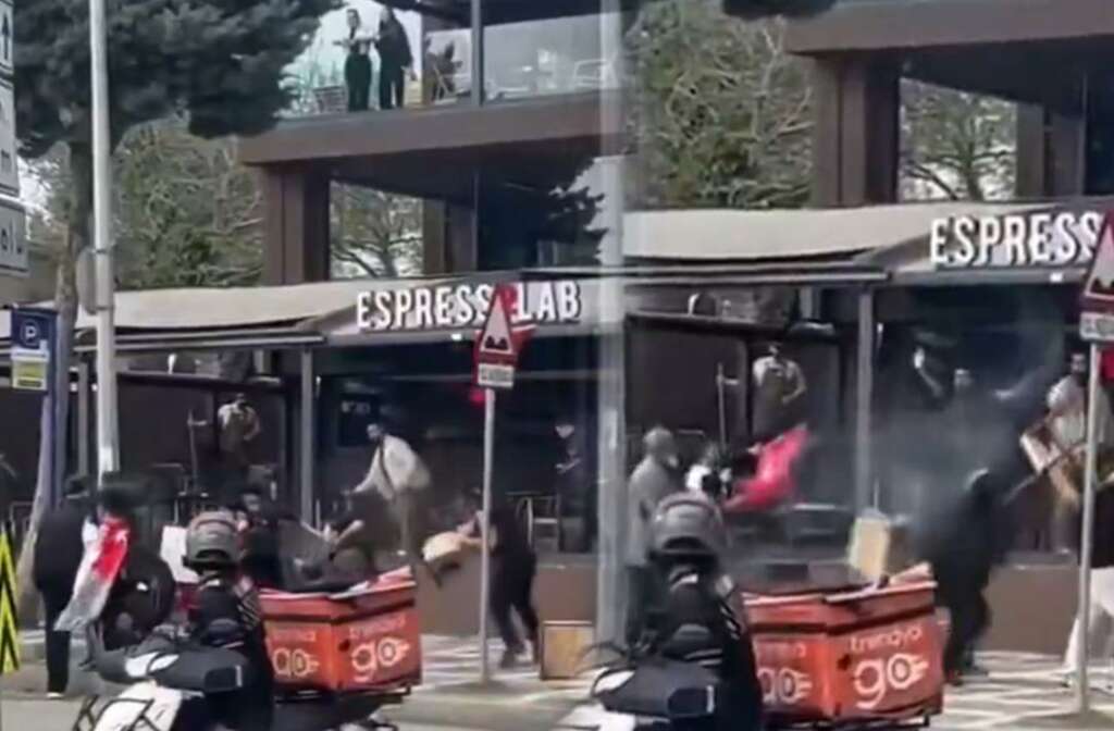 Espressolab’da oturanlar ile mitingden dönenler arasında kavga: Sandalyeler hava uçuştu