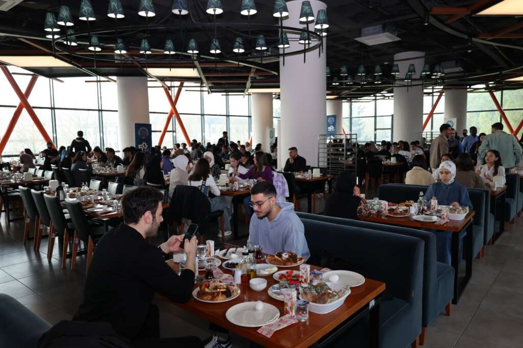BUÜ’lü uluslararası öğrenciler bayramı hocalarıyla kutladı