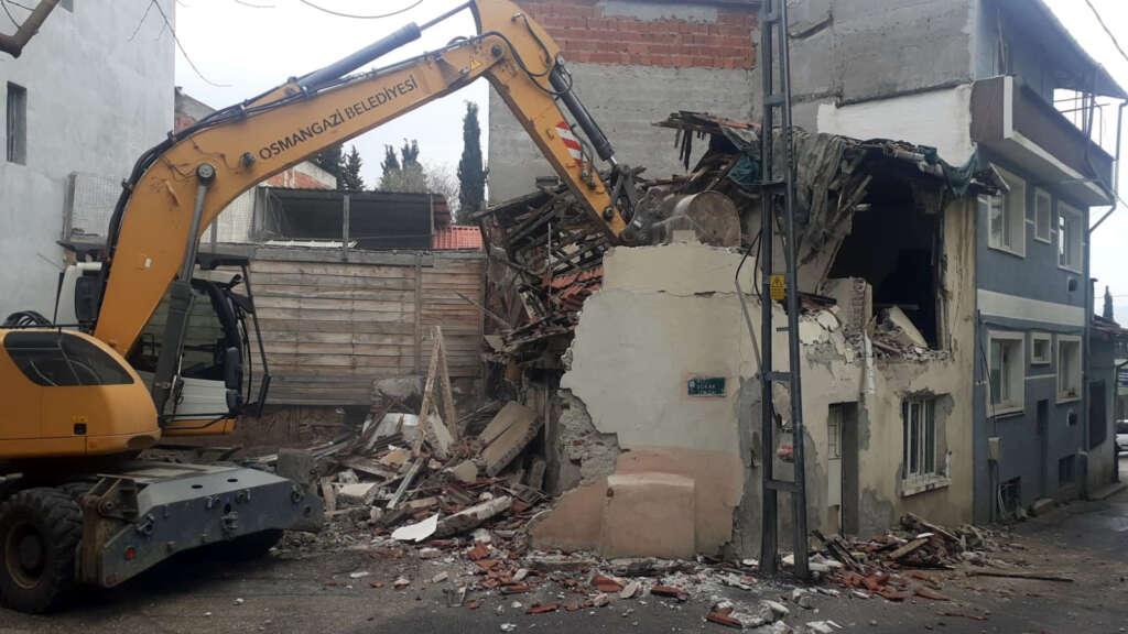 Bursa’da metruk binalar yıkıldı