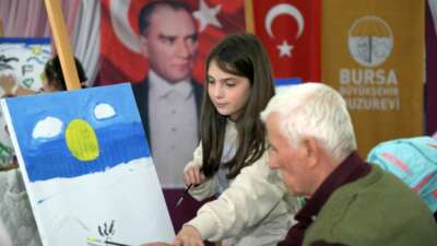Osmangazili öğrenciler huzurevi sakinleriyle resim yaptı