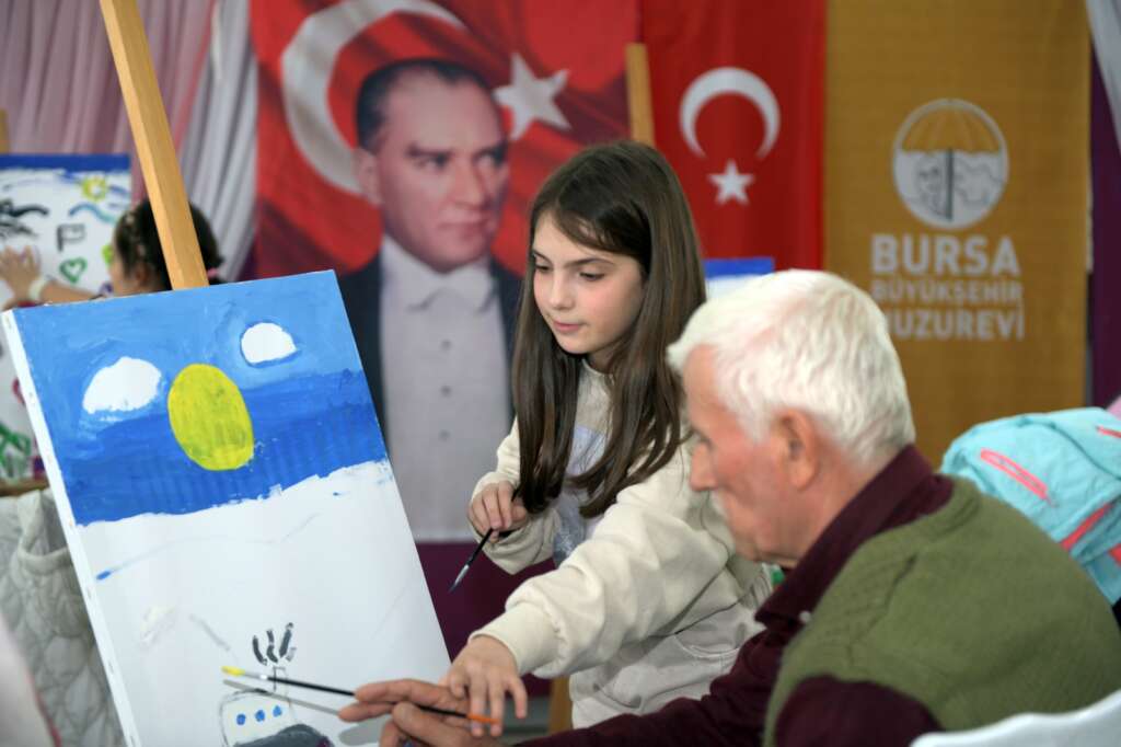 Osmangazili öğrenciler huzurevi sakinleriyle resim yaptı