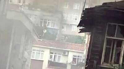 Beyoğlu’nda binanın çatı katında yangın paniği!