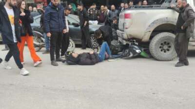 Bursa’da devrilen motosiklet aracın altına girdi: 1 yaralı