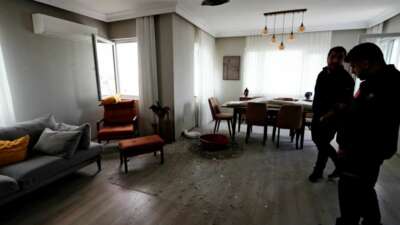 Bir anda düşen yıldırım bomba gibi patladı, apartmanda delik açıldı