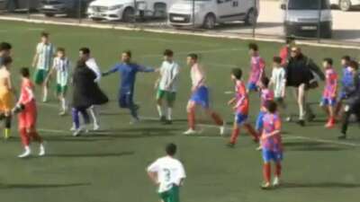 Maçın bitiş düdüğüyle birlikte futbolcu, teknik heyet ve taraftarlar birbirine girdi