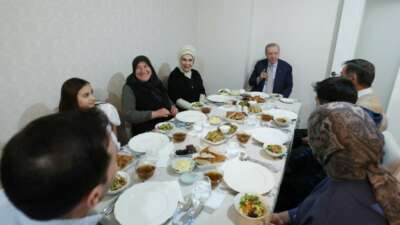 Cumhurbaşkanı Erdoğan ve eşi Emine Erdoğan, iftarda Fidan ailesini ziyaret etti