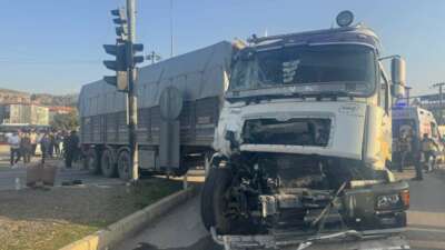 Tırla çarpışan midibüste 4’ü yabancı uyruklu 5 kişi yaralandı