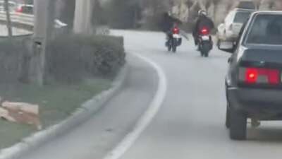 Motosikletlilerin tehlikeli yolculukları pes dedirtti