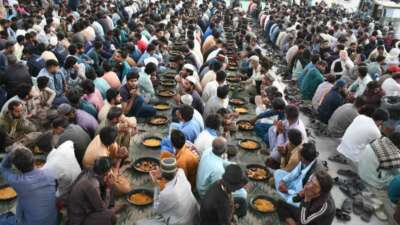 Pakistan’da ihtiyaç sahipleri için sokaklarda iftar sofraları kurulmaya devam ediyor