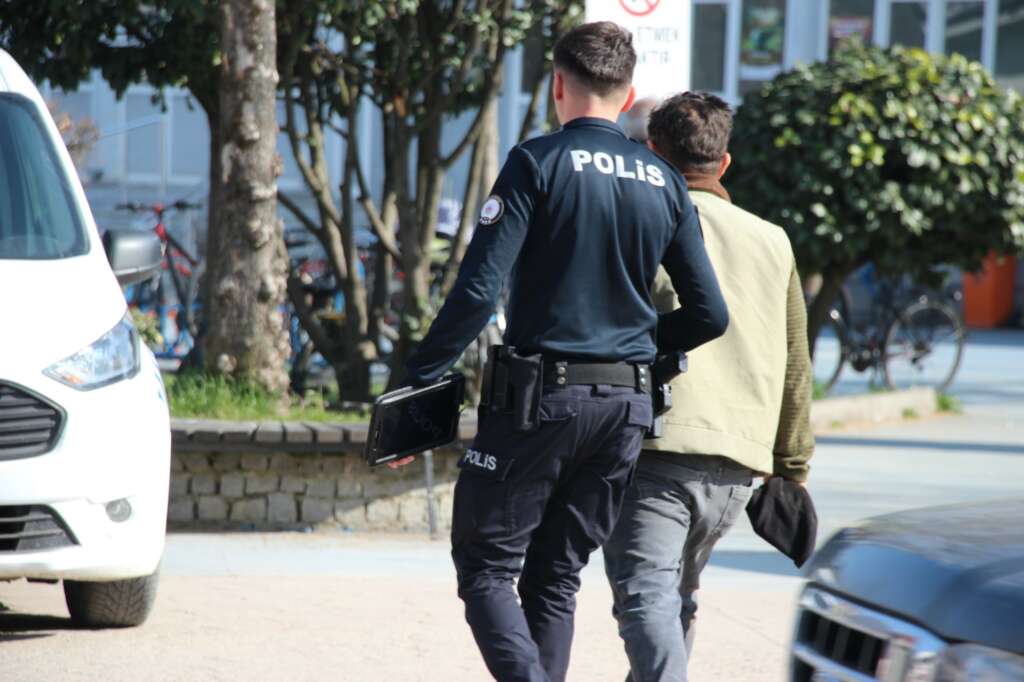 Başkasının ehliyeti ile trafiğe çıkan sürücü polisten kaçamadı