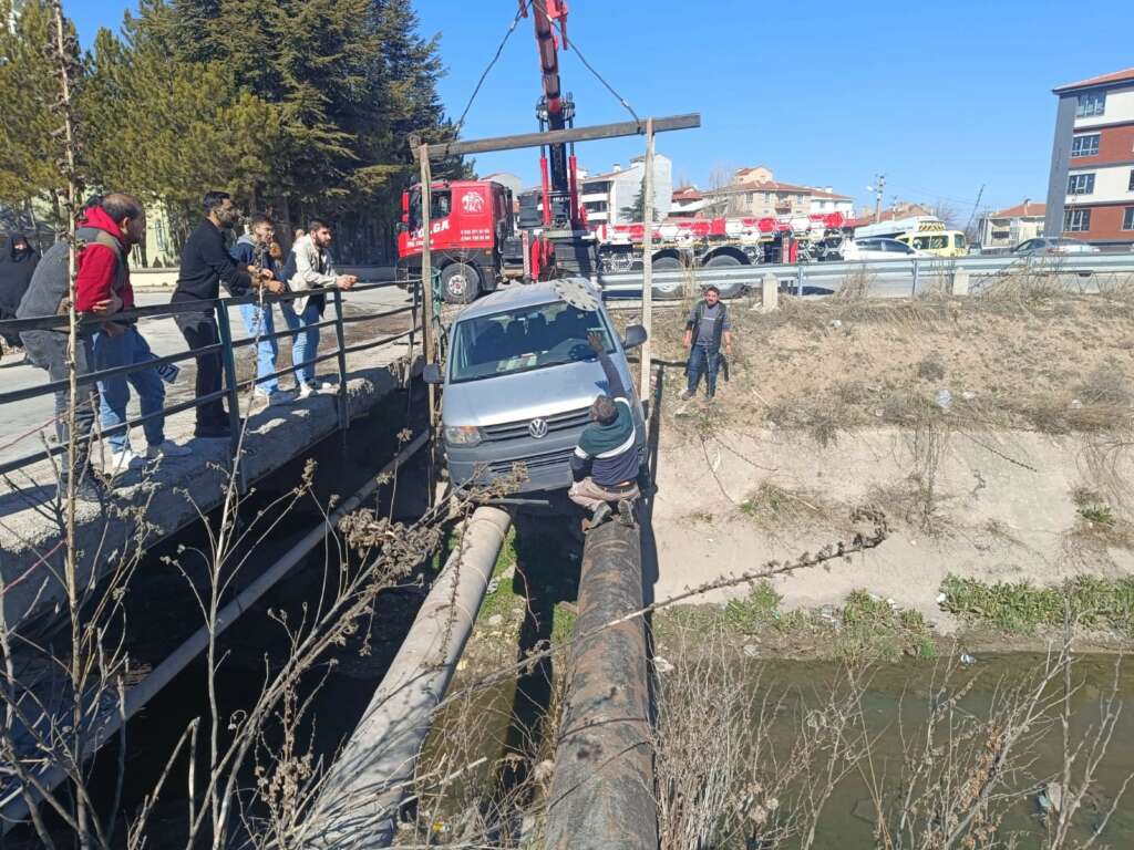 Kaza sonrası araç borularının üstünde asılı kaldı