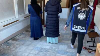 Zabıtayı gören dilenciler camiye kaçıp namaza durdu