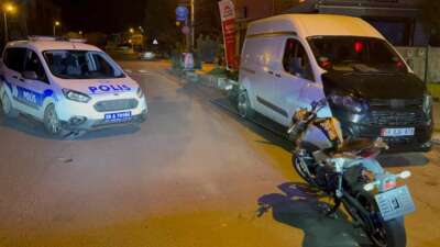 Plakasız motosikletle kaçarken polis otosuna çarptı