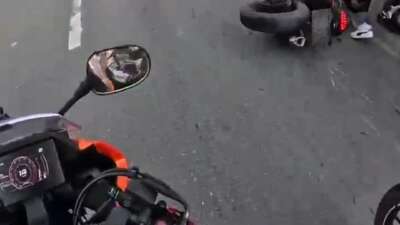 Motosiklet sürücüleri şakalaşırken kaza yaptı: 1 yaralı